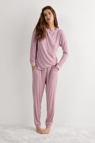 Άνετο και κομψό μπλουζάκι με λαιμόκοψη και μακριά μανίκια από μοντάλ