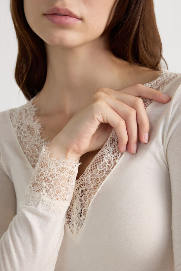 Εξαιρετικά ελαφρύ πουκάμισο με δαντέλα από κασμίρ και μακριά μανίκια Εξαιρετικά ελαφρύ πουκάμισο με δαντέλα από κασμίρ και μακριά μανίκια