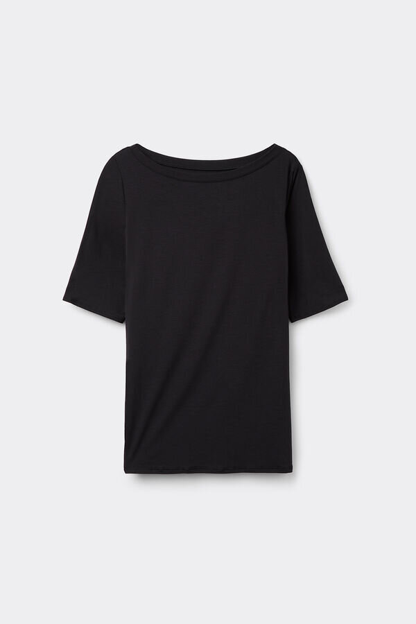 Φρέσκο μπλουζάκι με λαιμόκοψη Φρέσκο μπλουζάκι με λαιμόκοψη