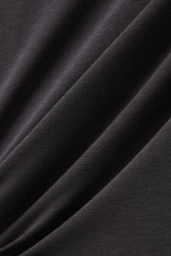 Φρέσκο μπλουζάκι με λαιμόκοψη Φρέσκο μπλουζάκι με λαιμόκοψη