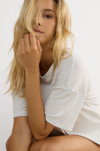 Κομψό και άνετο μπλουζάκι με κοντό μανίκι από μοντάλ