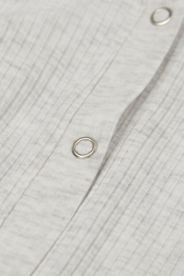 Κομψό και άνετο μπλουζάκι με κουμπιά και μακριά μανίκια από modal Κομψό και άνετο μπλουζάκι με κουμπιά και μακριά μανίκια από modal