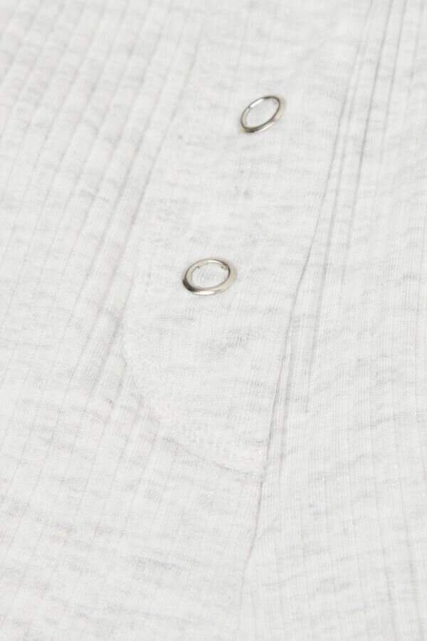 Κομψό και άνετο σορτς από μοντάλ Κομψό και άνετο σορτς από μοντάλ