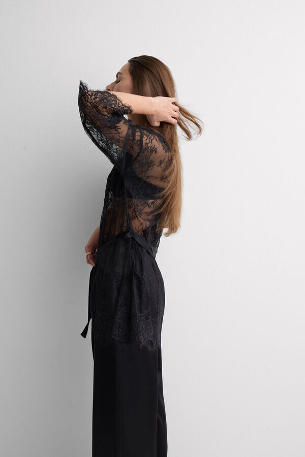 Κομψό νυχτικό από δαντέλα Κομψό νυχτικό από δαντέλα