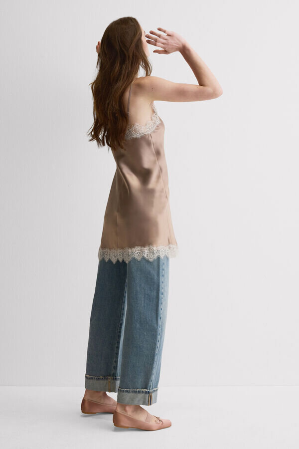 Κοντό νυχτικό από μετάξι με δαντελένια λεπτομέρεια σε αντίθεση Κοντό νυχτικό από μετάξι με δαντελένια λεπτομέρεια σε αντίθεση