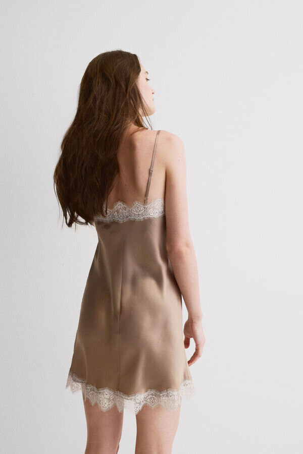 Κοντό νυχτικό από μετάξι με δαντελένια λεπτομέρεια σε αντίθεση Κοντό νυχτικό από μετάξι με δαντελένια λεπτομέρεια σε αντίθεση