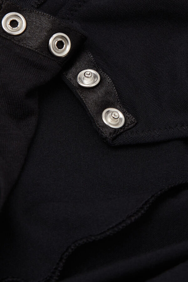 Μακρυμάνικο βασικό κορμάκι από μοντάλ με ανοιχτή πλάτη Μακρυμάνικο βασικό κορμάκι από μοντάλ με ανοιχτή πλάτη