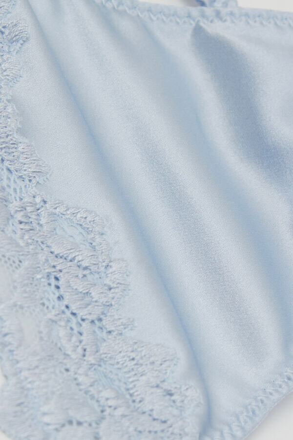 Μεταξωτό Thong με λουλούδια από μετάξι και δαντέλα Μεταξωτό Thong με λουλούδια από μετάξι και δαντέλα