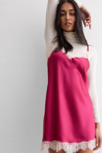 Μπλούζα από μετάξι με δαντελένια λεπτομέρεια σε αντίθεση