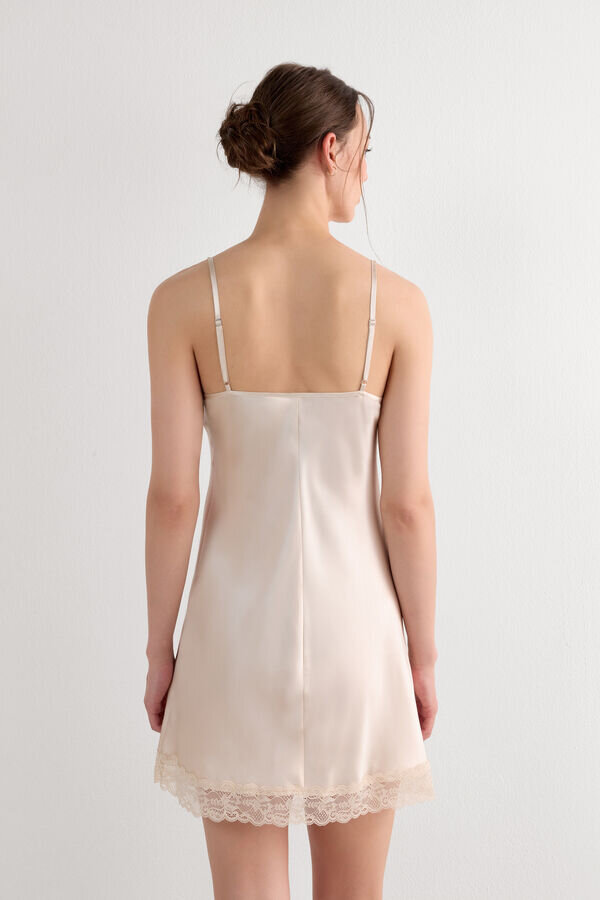 Μπλούζα από μετάξι με λεπτομέρεια από δαντέλα Μπλούζα από μετάξι με λεπτομέρεια από δαντέλα