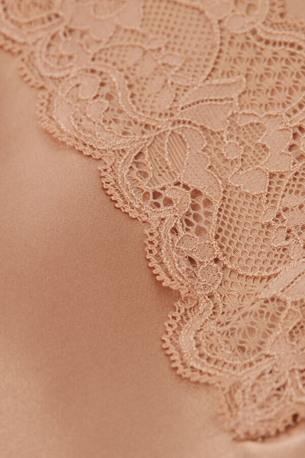 Μπλούζα από μετάξι με λεπτομέρεια από δαντέλα Μπλούζα από μετάξι με λεπτομέρεια από δαντέλα