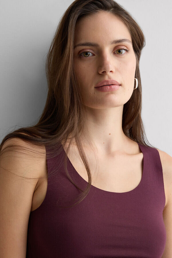 Μπλούζα από βαμβάκι με στρογγυλό λαιμό και ακατέργαστα άκρα Μπλούζα από βαμβάκι με στρογγυλό λαιμό και ακατέργαστα άκρα