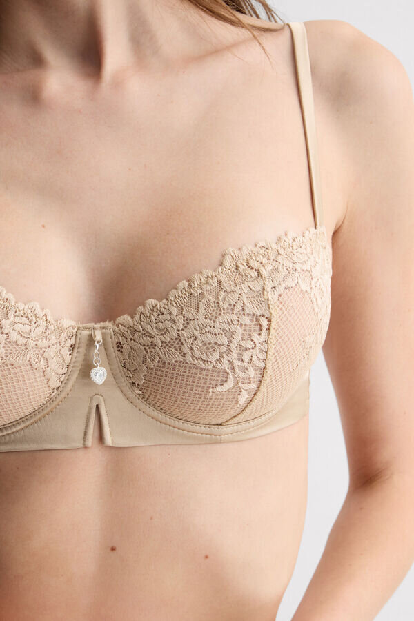 Μπλούζα Denise από μετάξι και δαντέλα με λουλούδια Μπλούζα Denise από μετάξι και δαντέλα με λουλούδια