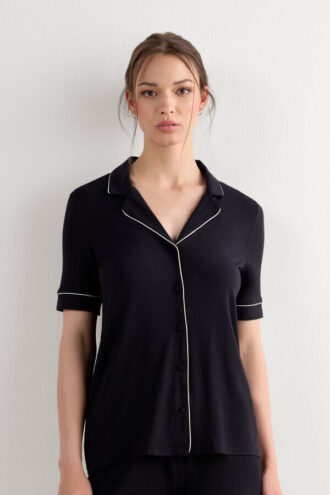 Μπλούζα με κουμπιά και κοντά μανίκια από modal