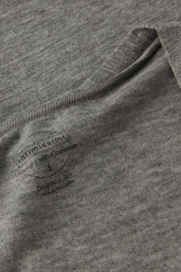 Μπλούζα με V λαιμόκοψη από εξαιρετικά ελαφρύ μοντάλ με κασμίρ Μπλούζα με V λαιμόκοψη από εξαιρετικά ελαφρύ μοντάλ με κασμίρ