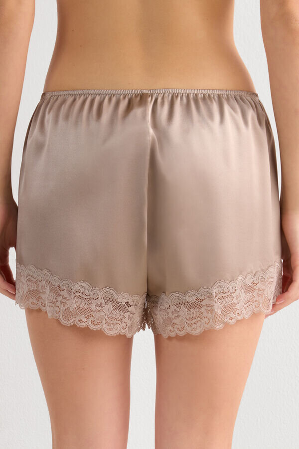 Μπλουζάκι από μετάξι με δαντελένια λεπτομέρεια Μπλουζάκι από μετάξι με δαντελένια λεπτομέρεια