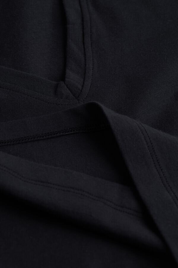 Μπλουζάκι με V λαιμόκοψη από ελαστικό βαμβάκι ανώτερης ποιότητας Μπλουζάκι με V λαιμόκοψη από ελαστικό βαμβάκι ανώτερης ποιότητας