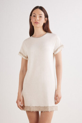 Νυχτικό με δαντέλα και κοντά μανίκια