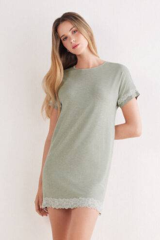 Νυχτικό με δαντέλα και κοντά μανίκια