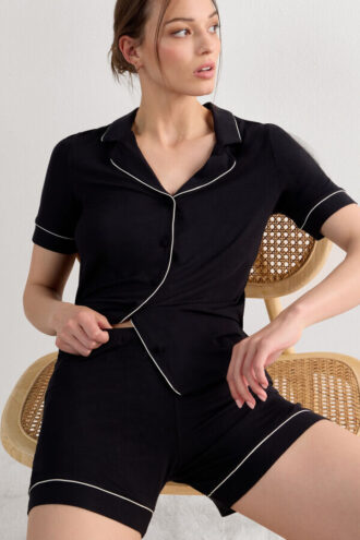 Σορτς από μοντάλ με αντίθεση στο τελείωμα