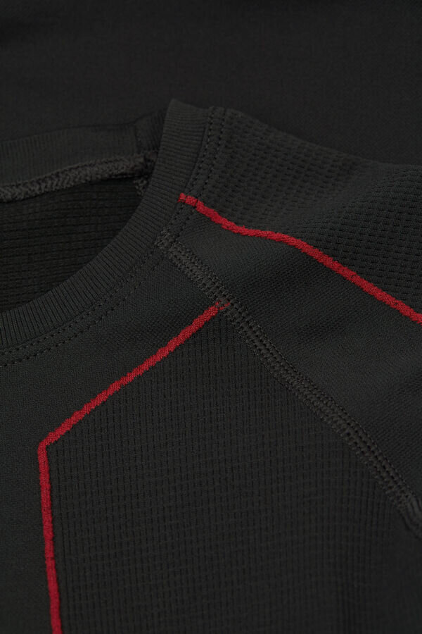 Τεχνικό αθλητικό μπλουζάκι με κοντό μανίκι Τεχνικό αθλητικό μπλουζάκι με κοντό μανίκι