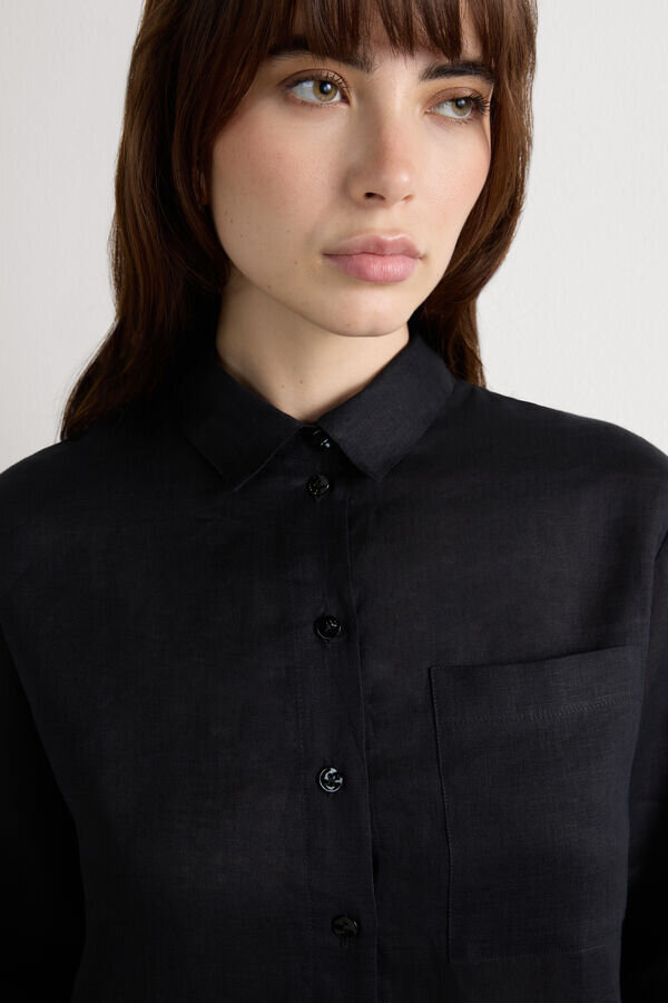 Το πουκάμισο από καθαρό λινό ύφασμα Το πουκάμισο από καθαρό λινό ύφασμα