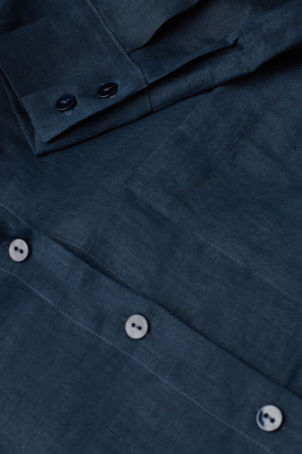 Το πουκάμισο από καθαρό λινό ύφασμα Το πουκάμισο από καθαρό λινό ύφασμα