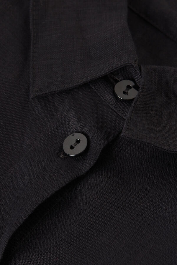 Το πουκάμισο από καθαρό λινό ύφασμα Το πουκάμισο από καθαρό λινό ύφασμα